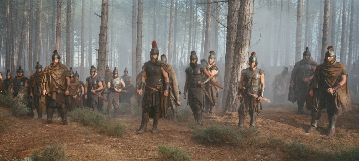 Erst verirren sie sich im Wald und gleich kommen auch noch Menschenfresser. (Bild: Universal Pictures)